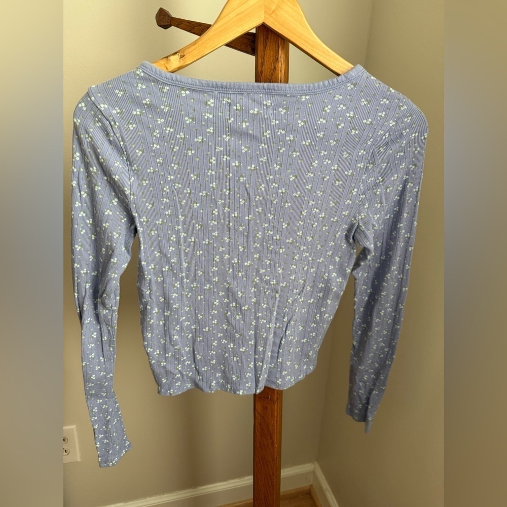 Lucky Brand Small Lace up V Neck Cropped Long Sleeve Floral Tee - Picture 5 of 7